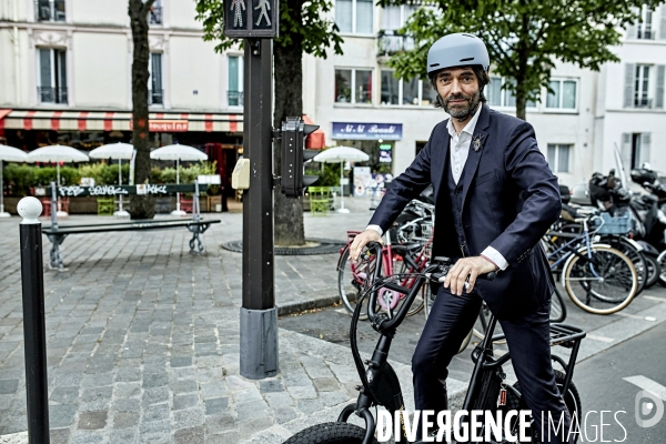 Cedric Villani en campagne à vélo dans le 14 eme arrondissement