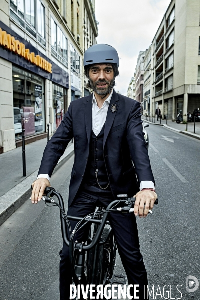 Cedric Villani en campagne à vélo dans le 14 eme arrondissement