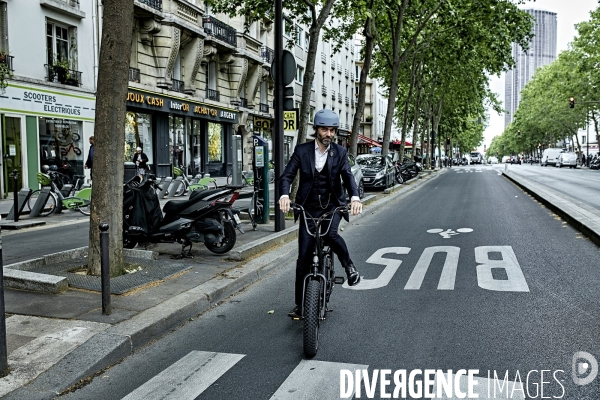 Cedric Villani en campagne à vélo dans le 14 eme arrondissement