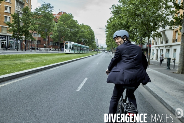 Cedric Villani en campagne à vélo dans le 14 eme arrondissement