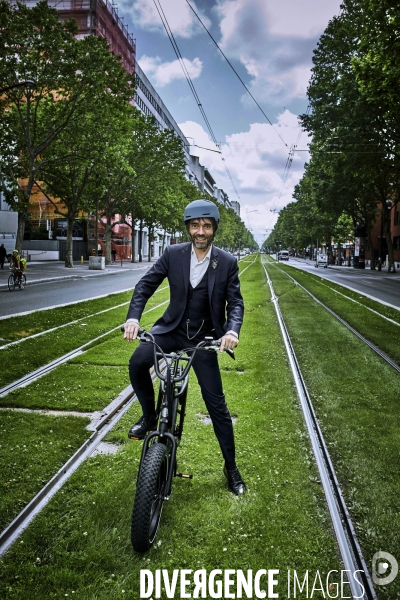 Cedric Villani en campagne à vélo dans le 14 eme arrondissement