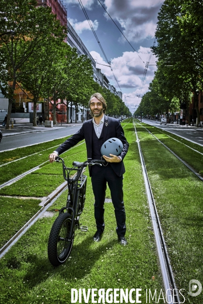 Cedric Villani en campagne à vélo dans le 14 eme arrondissement