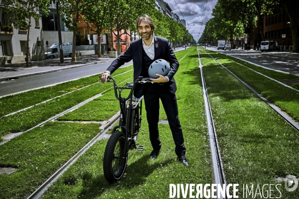 Cedric Villani en campagne à vélo dans le 14 eme arrondissement