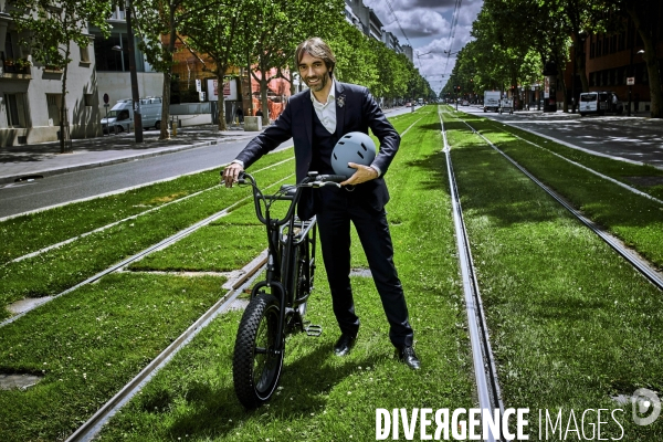 Cedric Villani en campagne à vélo dans le 14 eme arrondissement