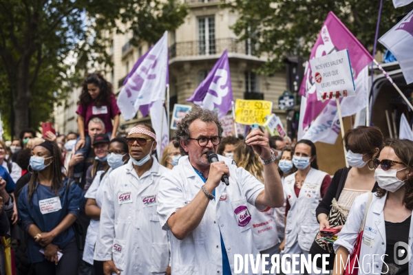 Manifestation du personnel soignant pour demander plus de moyens dans la sante.