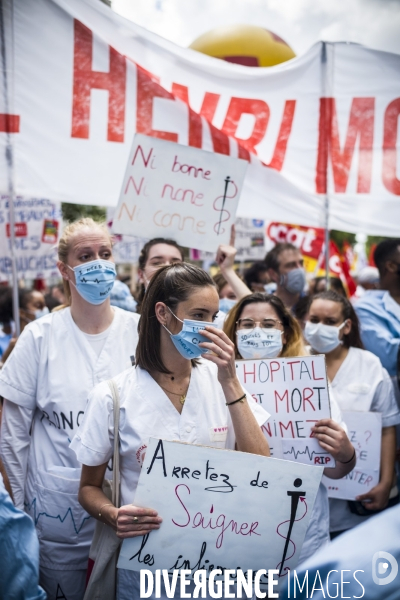 Manifestation du personnel soignant pour demander plus de moyens dans la sante.