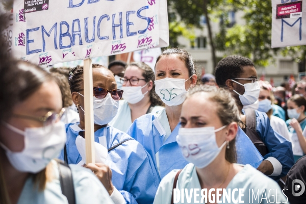 Manifestation du personnel soignant pour demander plus de moyens dans la sante.