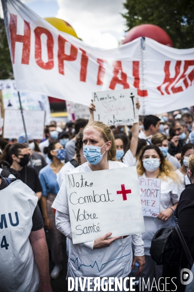 Manifestation du personnel soignant pour demander plus de moyens dans la sante.