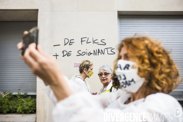 Manifestation du personnel soignant pour demander plus de moyens dans la sante.