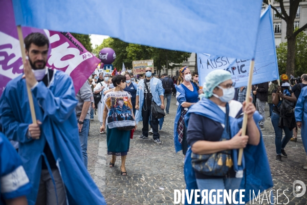 Manifestation du personnel soignant pour demander plus de moyens dans la sante.