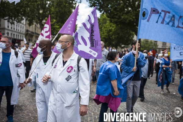 Manifestation du personnel soignant pour demander plus de moyens dans la sante.