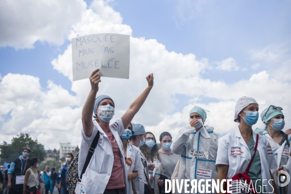 Manifestation du personnel soignant pour demander plus de moyens dans la sante.