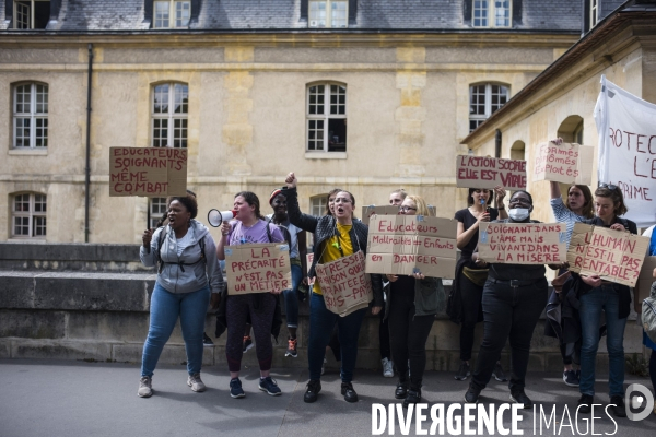 Manifestation du personnel soignant pour demander plus de moyens dans la sante.
