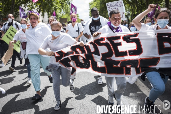 Manifestation du personnel soignant pour demander plus de moyens dans la sante.