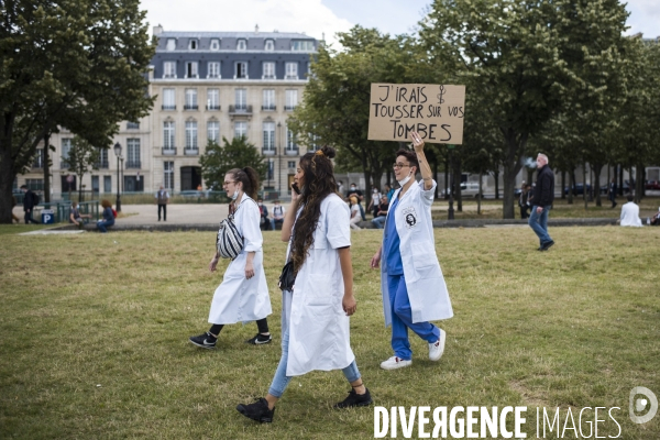 Manifestation du personnel soignant pour demander plus de moyens dans la sante.