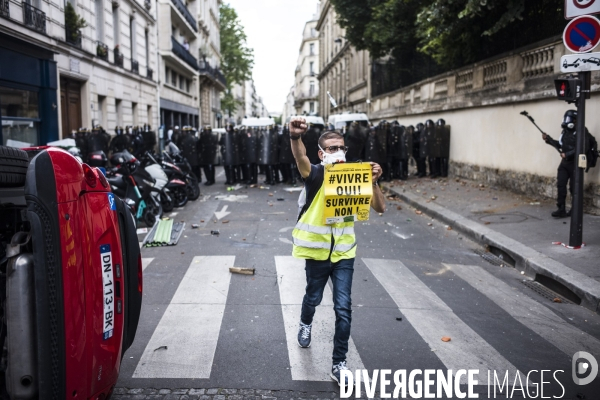 Manifestation du personnel soignant pour demander plus de moyens dans la sante.