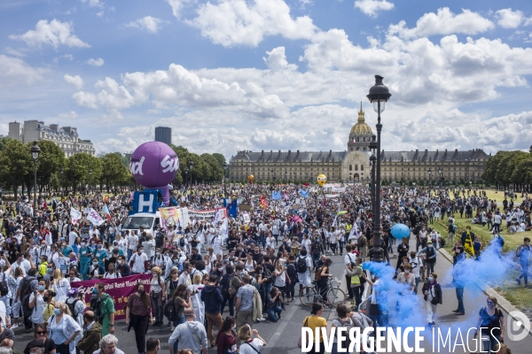 Manifestation du personnel soignant pour demander plus de moyens dans la sante.