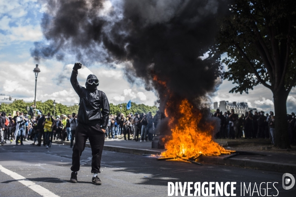 Manifestation du personnel soignant pour demander plus de moyens dans la sante.