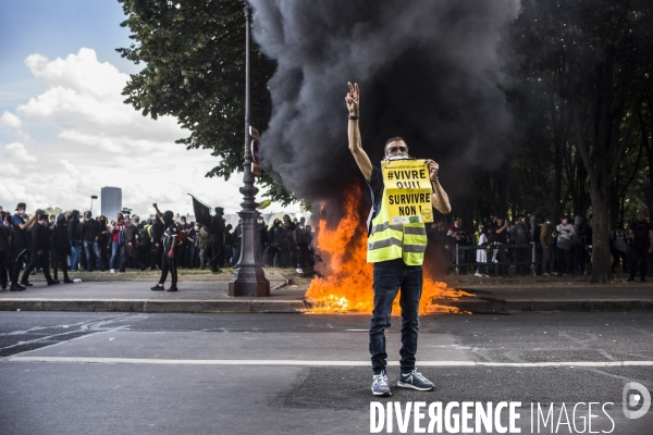 Manifestation du personnel soignant pour demander plus de moyens dans la sante.