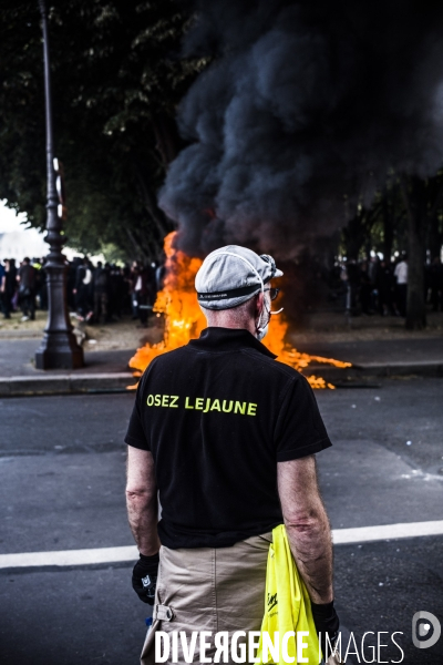 Manifestation du personnel soignant pour demander plus de moyens dans la sante.