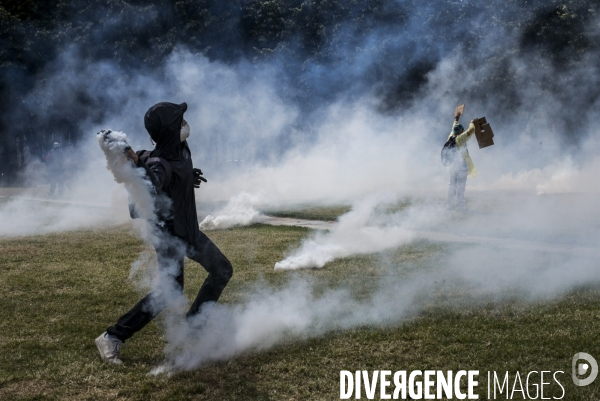 Manifestation du personnel soignant pour demander plus de moyens dans la sante.