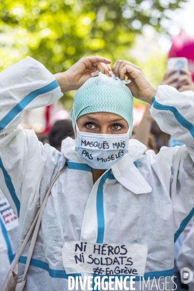 Manifestation du personnel soignant pour demander plus de moyens dans la sante.