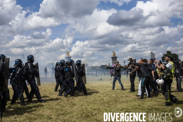 Manifestation du personnel soignant pour demander plus de moyens dans la sante.