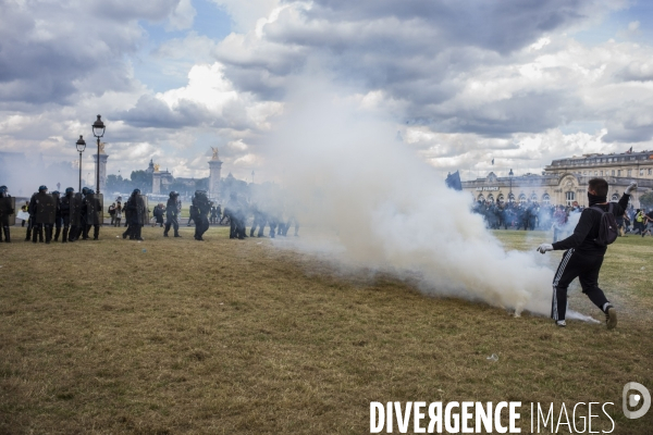 Manifestation du personnel soignant pour demander plus de moyens dans la sante.