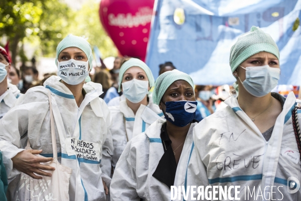 Manifestation du personnel soignant pour demander plus de moyens dans la sante.