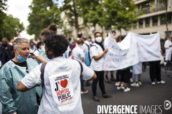 Manifestation du personnel soignant pour demander plus de moyens dans la sante.