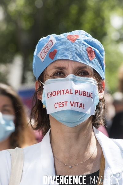 Manifestation des soignants à Paris pour denoncer le manque de moyens dans l hopital public. Cares demonstration.