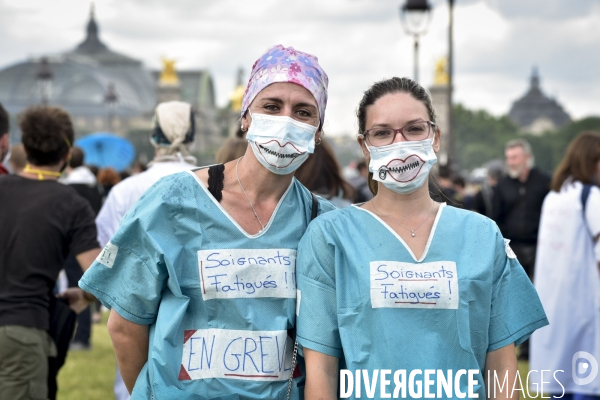 Manifestation des soignants à Paris pour denoncer le manque de moyens dans l hopital public. Cares demonstration.