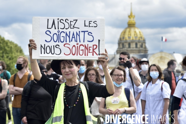 Manifestation des soignants à Paris pour denoncer le manque de moyens dans l hopital public. Cares demonstration.