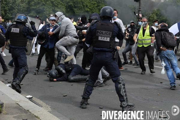 Police (CRS) attaquée et frappée par des manifestants pendant la démonstration à Paris. Police (CRS) attacked and kicked by protesters during a demonstration in Paris.