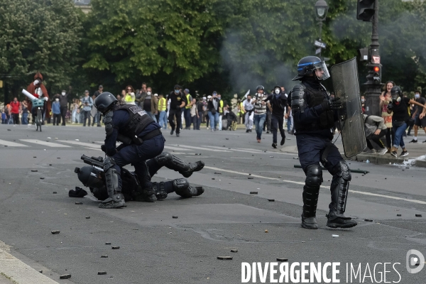 Police (CRS) attaquée et frappée par des manifestants pendant la démonstration à Paris. Police (CRS) attacked and kicked by protesters during a demonstration in Paris.