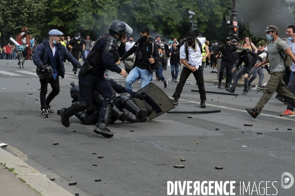 Police (CRS) attaquée et frappée par des manifestants pendant la démonstration à Paris. Police (CRS) attacked and kicked by protesters during a demonstration in Paris.