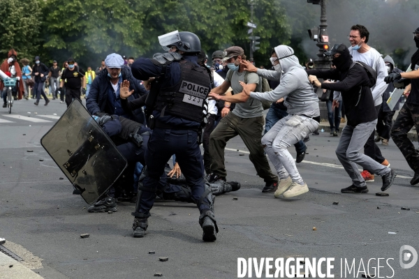Police (CRS) attaquée et frappée par des manifestants pendant la démonstration à Paris. Police (CRS) attacked and kicked by protesters during a demonstration in Paris.