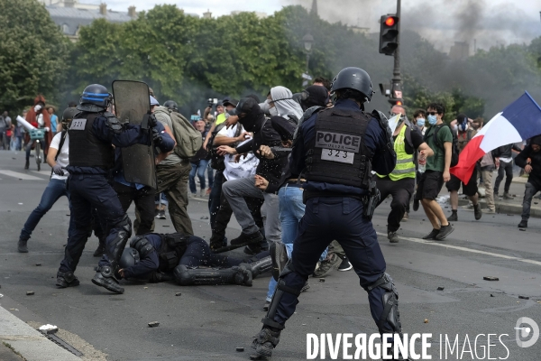 Police (CRS) attaquée et frappée par des manifestants pendant la démonstration à Paris. Police (CRS) attacked and kicked by protesters during a demonstration in Paris.