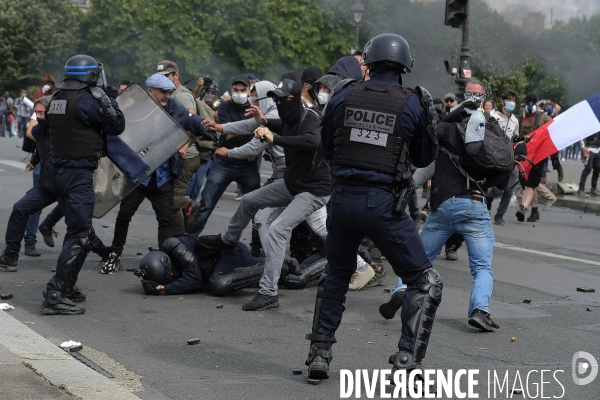 Police (CRS) attaquée et frappée par des manifestants pendant la démonstration à Paris. Police (CRS) attacked and kicked by protesters during a demonstration in Paris.