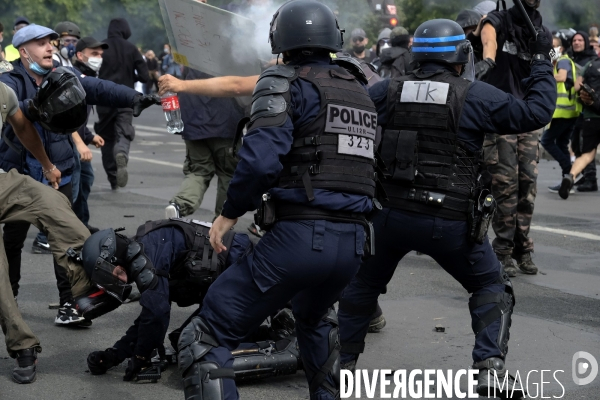 Police (CRS) attaquée et frappée par des manifestants pendant la démonstration à Paris. Police (CRS) attacked and kicked by protesters during a demonstration in Paris.