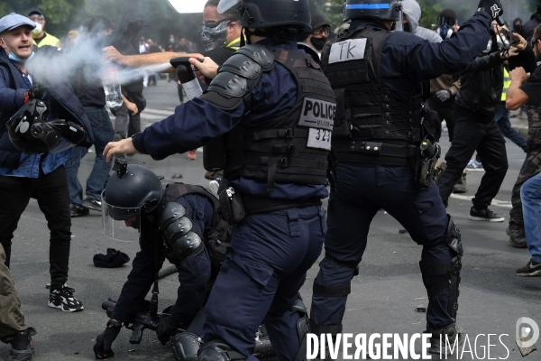 Police (CRS) attaquée et frappée par des manifestants pendant la démonstration à Paris. Police (CRS) attacked and kicked by protesters during a demonstration in Paris.