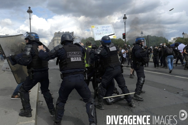 Police (CRS) attaquée et frappée par des manifestants pendant la démonstration à Paris. Police (CRS) attacked and kicked by protesters during a demonstration in Paris.