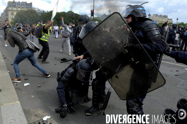 Police (CRS) attaquée et frappée par des manifestants pendant la démonstration à Paris. Police (CRS) attacked and kicked by protesters during a demonstration in Paris.