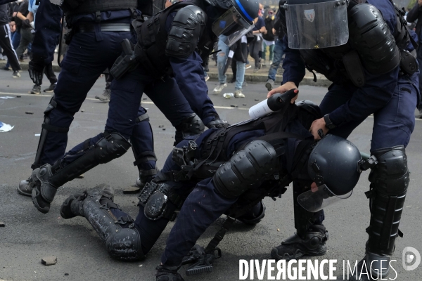 Police (CRS) attaquée et frappée par des manifestants pendant la démonstration à Paris. Police (CRS) attacked and kicked by protesters during a demonstration in Paris.