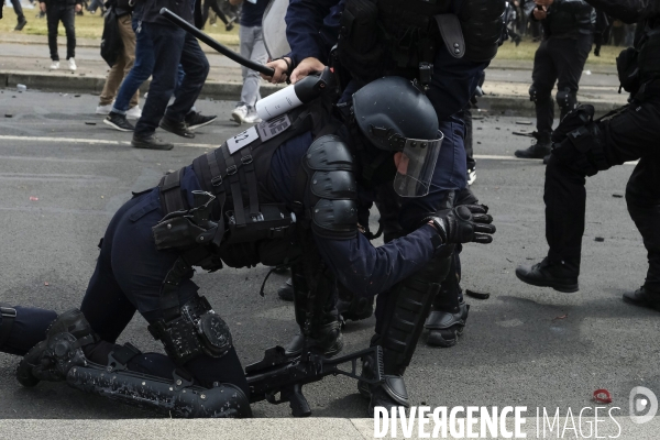 Police (CRS) attaquée et frappée par des manifestants pendant la démonstration à Paris. Police (CRS) attacked and kicked by protesters during a demonstration in Paris.