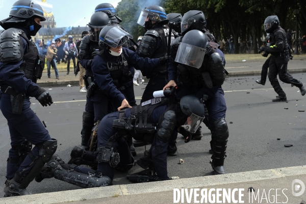 Police (CRS) attaquée et frappée par des manifestants pendant la démonstration à Paris. Police (CRS) attacked and kicked by protesters during a demonstration in Paris.
