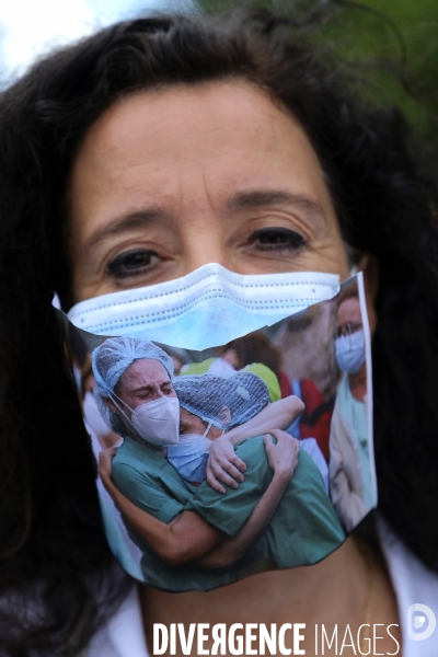 Personnel soignant portant un masque protecteur avec les slogans. Health workers wearing a protective face mask with the slogans.