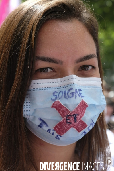 Personnel soignant portant un masque protecteur avec les slogans. Health workers wearing a protective face mask with the slogans.