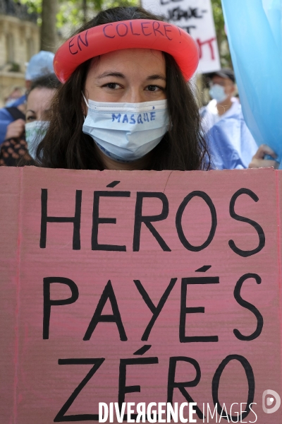 Personnel soignant portant un masque protecteur avec les slogans. Health workers wearing a protective face mask with the slogans.