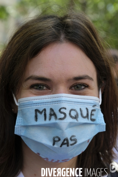 Personnel soignant portant un masque protecteur avec les slogans. Health workers wearing a protective face mask with the slogans.